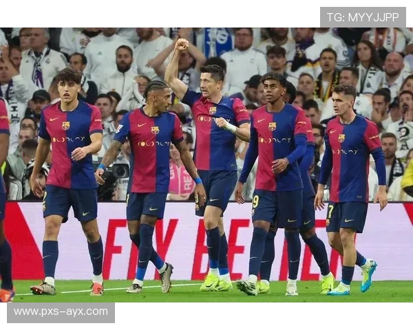 莱万斩获西甲银靴 巴萨锋线核心发威